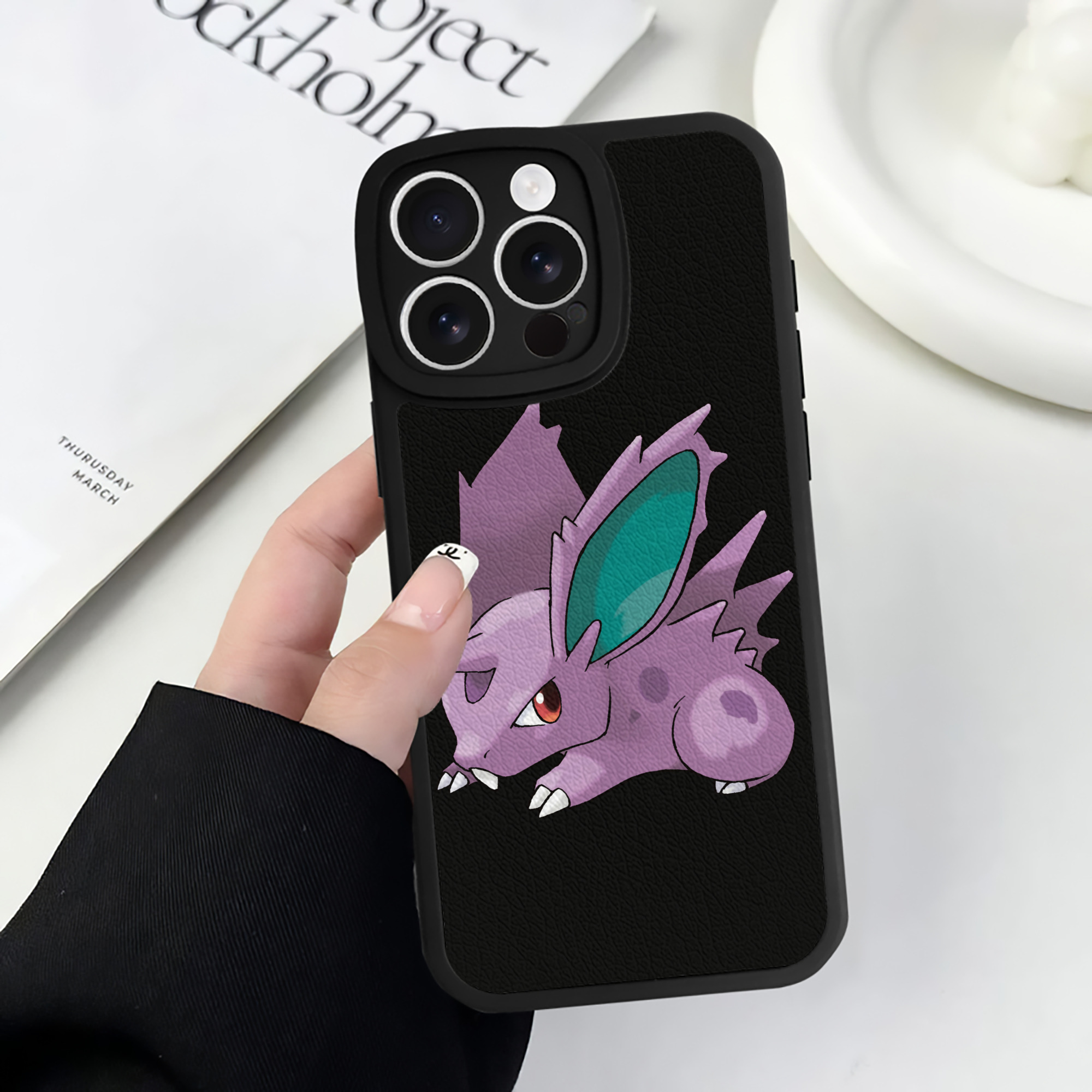 （画像用） ポケットモンスター Pokémon 【iPhone 16シリーズ対応】シリコンスマホケース（レザー調） 材質：シリコン